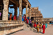 The great Chola temples of Tamil Nadu - The Brihadishwara Temple of Thanjavur. Pilgrims visiting the pavilion of Nandi. 